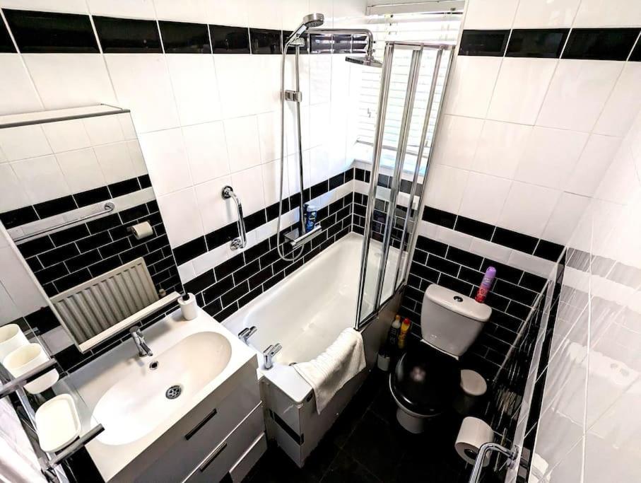 Апартаменти Charming 2-Bed Garden Flat Лондон Екстер'єр фото