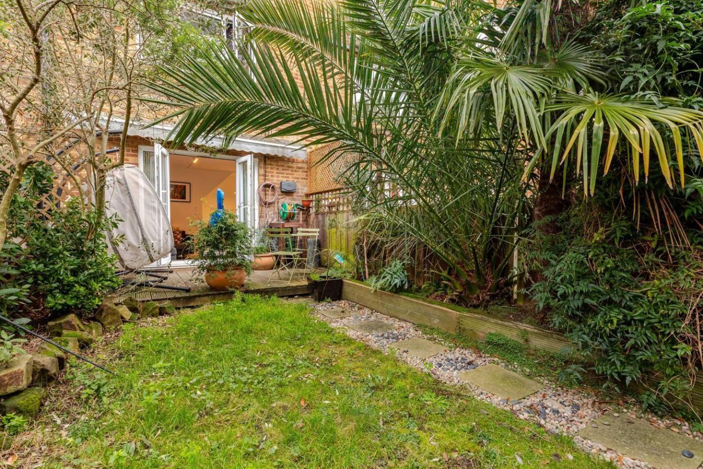 Апартаменти Charming 2-Bed Garden Flat Лондон Екстер'єр фото
